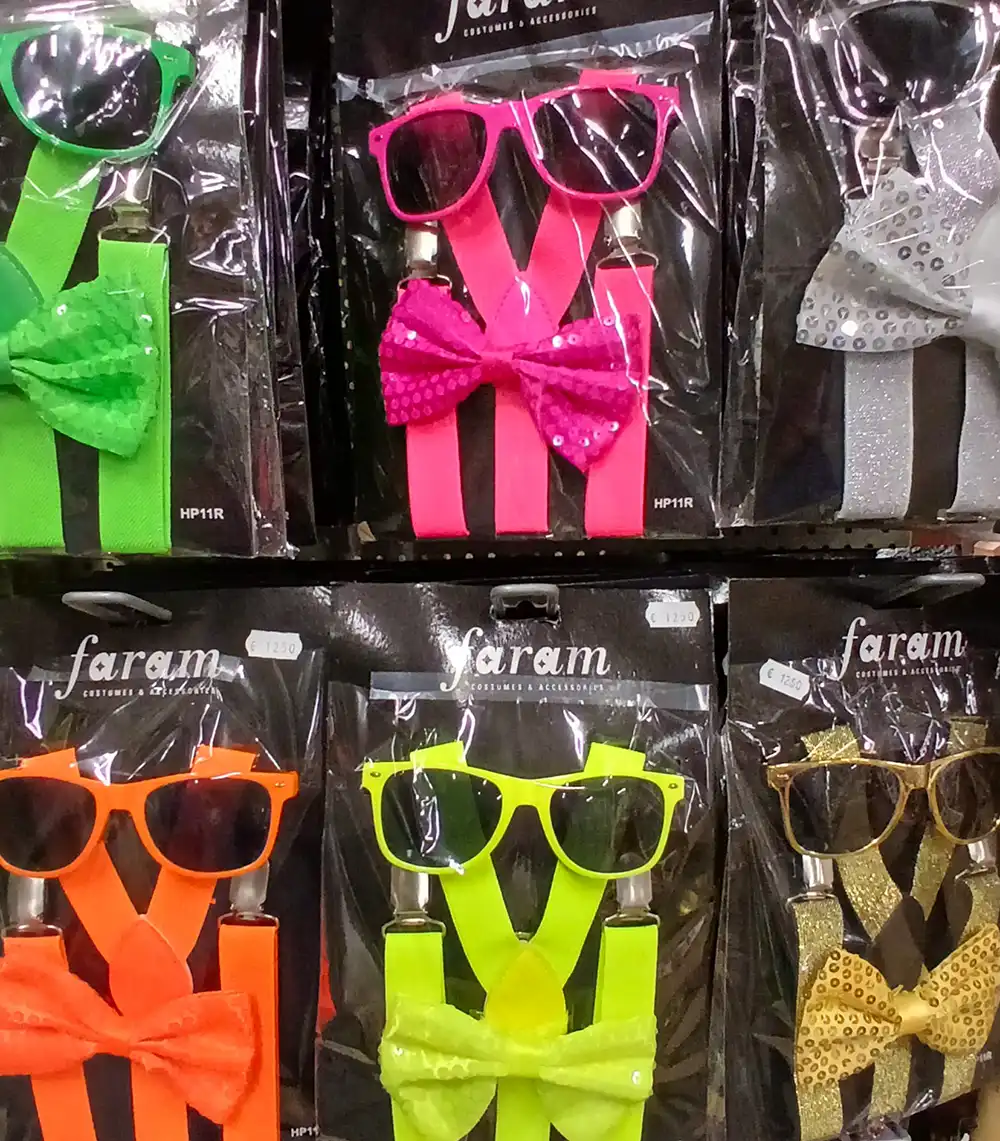 Bril, strik en bretels sets in felle kleuren