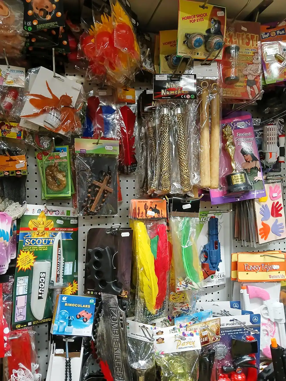 Wand vol accessoires en feestartikelen