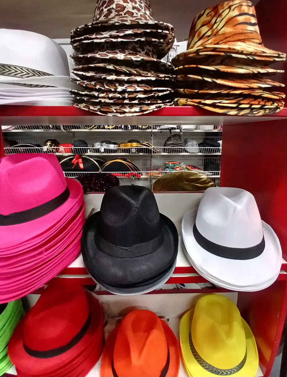 Hoeden in allerlei kleuren en prints