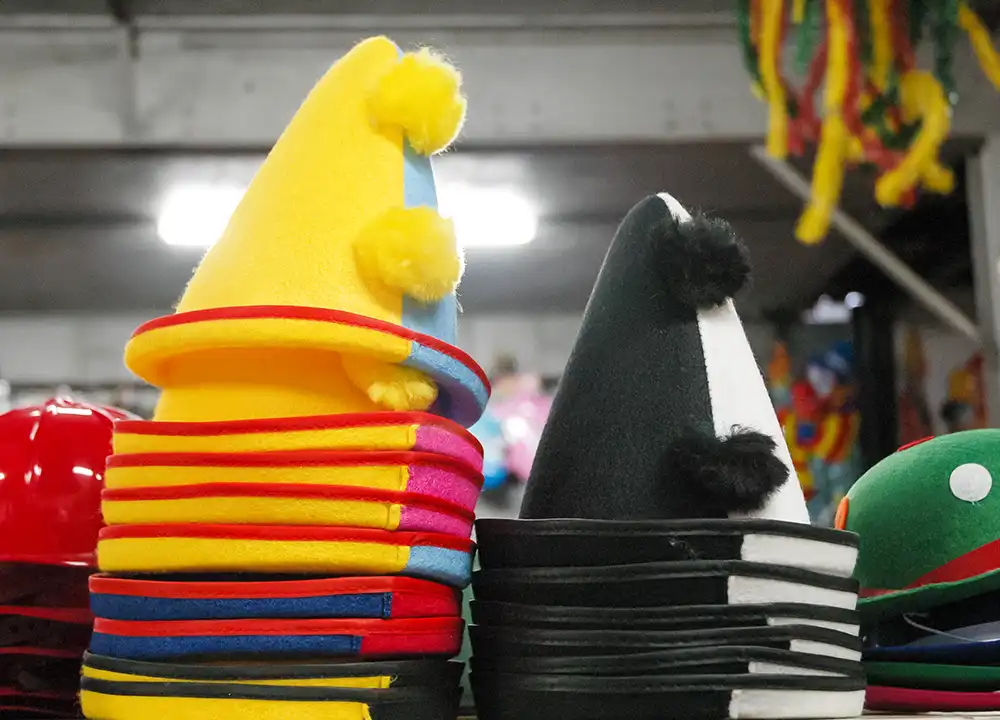 Maskers, hoeden en schoenen