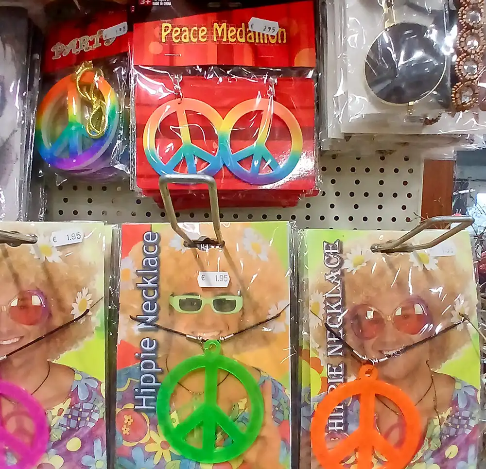 Hippie accessoires met peace kettingen en brillen