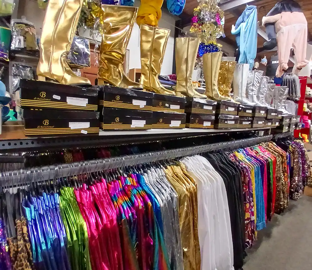 Gouden laarzen en opvallende carnavalskleding