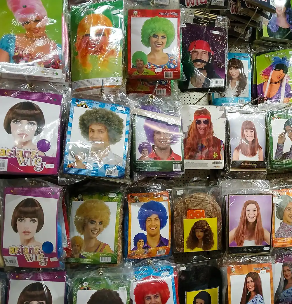 Pruiken in allerlei kleuren en modellen